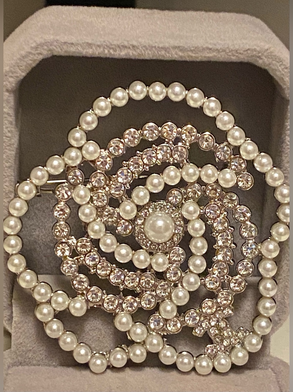Fashion Jewelry Silver Plated-Pearl & Clear Crystal Logo C-C Luxury Brooch